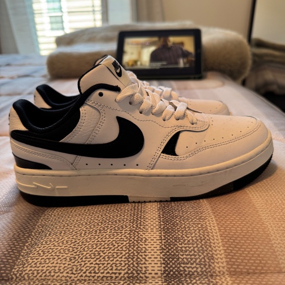 Nike Gamma Force (women’s size 7) - Picture 2 of 3